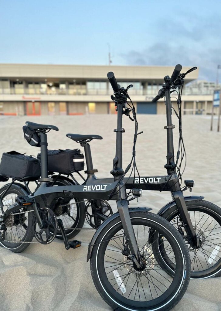 Revolt Carbon Fiber Beach Couple Lightweight electric mountain bikes