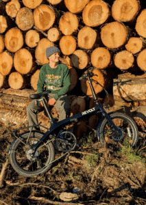 Trailblazer Eco Sweater Green Male, Revolt Carbon Fiber Pro V1 E-Bike Black