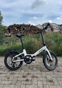 Revolt Carbon Fiber Pro V5, White, Chain Drive, 7 Gears, Low Entry Step In Frame